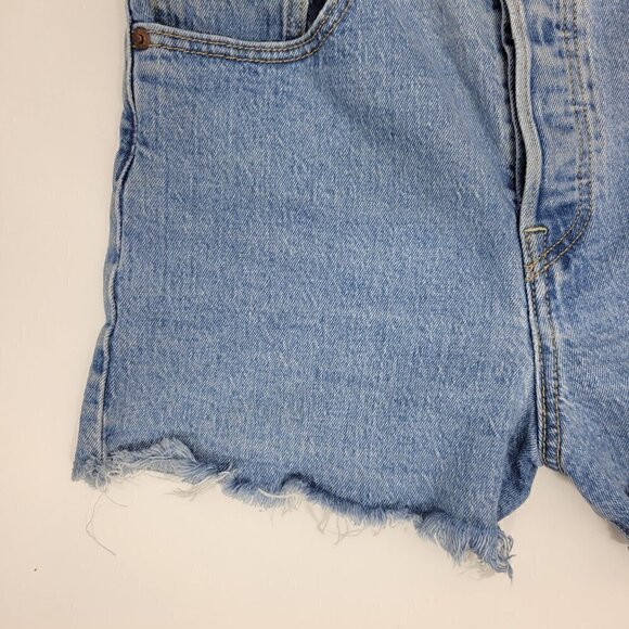 Levi Strauss Women's Lt Wash Raw Hem High-Rise Button Fly Ribcage Shorts Sz 29 - Picture 6 of 16